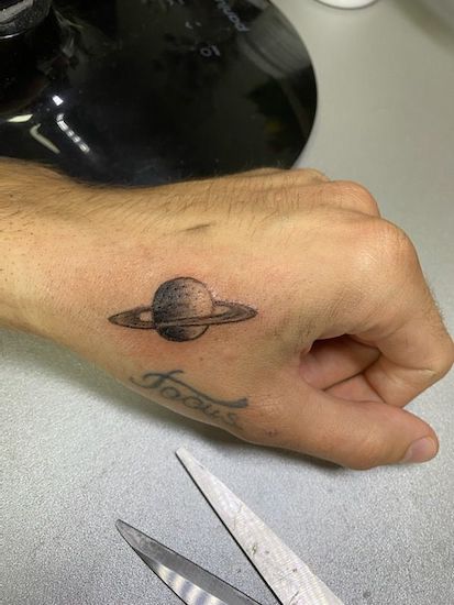 tetování na ruce, saturn tetování
