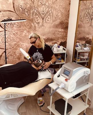 salon u laserového přístroje hollywood peel laser